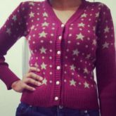 Cardigan de Lã Sintetico com estampa de estrelas.